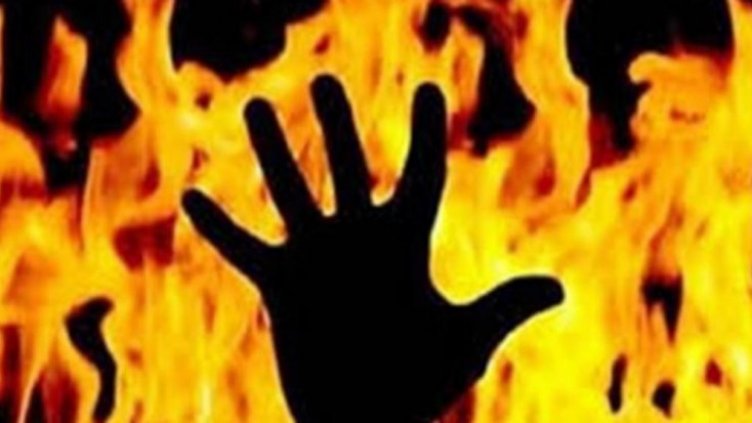 След бурен скандал - младеж заля мъж с бензин, запали го с цигарата си!?