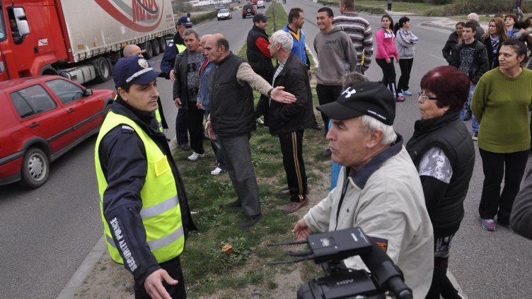 Граждани на Харманли настояват за пълно затваряне на бежанския лагер