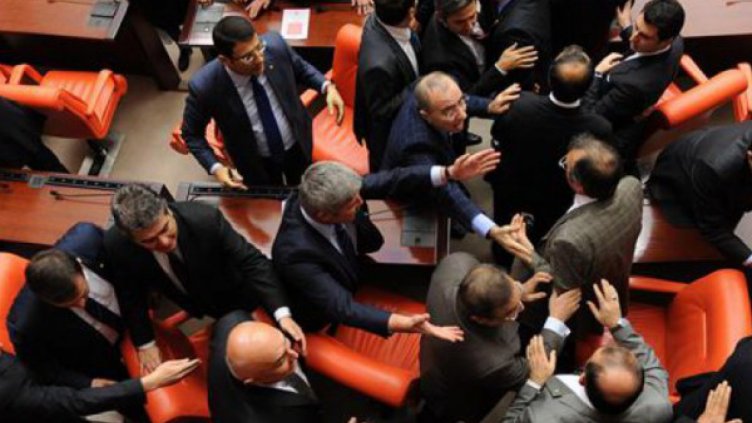 Кеч мания: Бой в турския парламент заради новата конституция