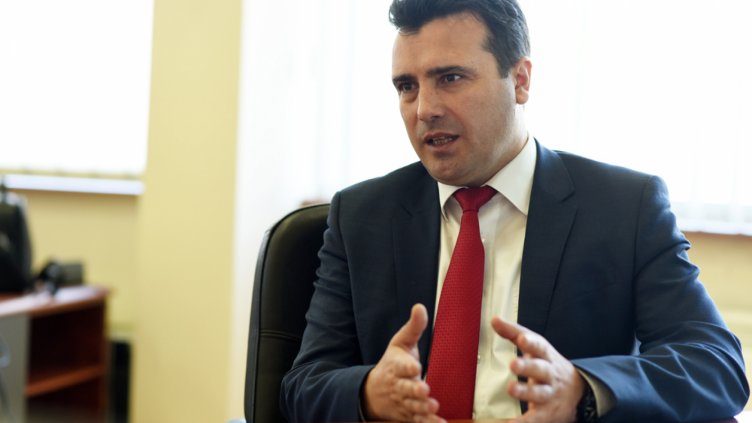 Самолетът на Заев кацна в София заради снега