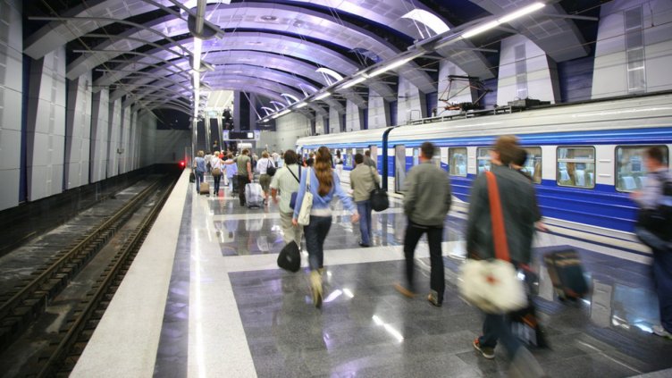 Пътниците в метрото в Мексико забравят... погребални урни!?