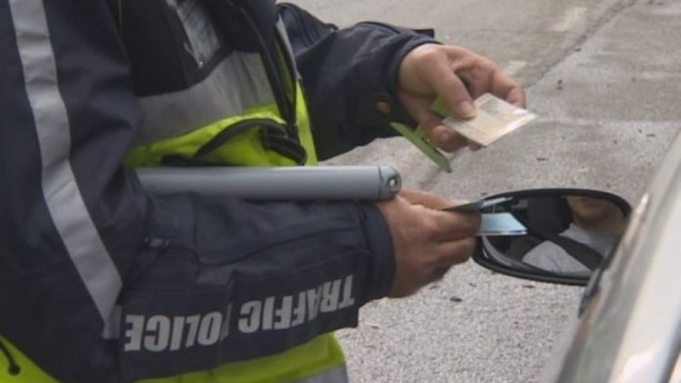 Нередовен шофьор подхвърли стотачка на полицаи край Варна
