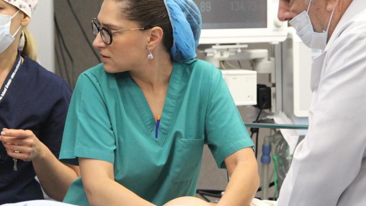 За пръв път в България: Вътреутробна операция при тризнаци спаси бебета с усложнения	