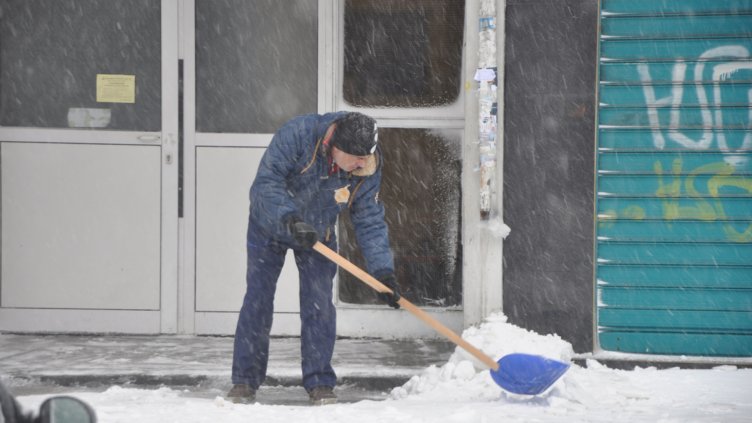 Варненци вече почистват снега пред домовете си