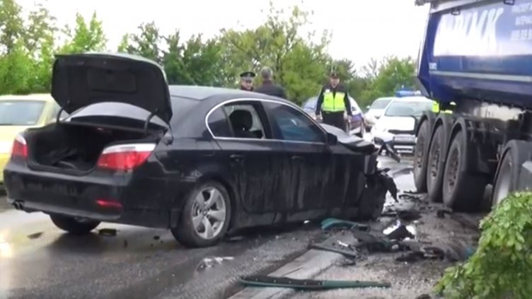 Бил ли е кортежът на Радев с включена сигнализация при ПТП-то?