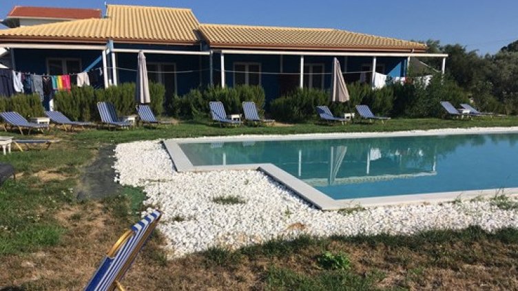 Българи мизерстват в Лефкада – хубавият хотел се оказали пайжанясали бунгала