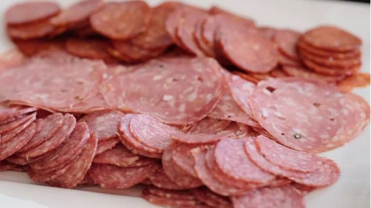 Шпековият ни салам – палитра от: Сърца, кожички, цвекло, овес… А месото?