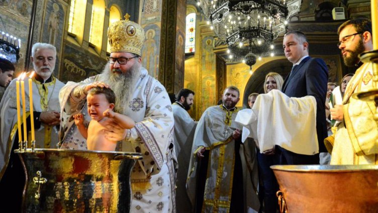 МИНАЛАТА ГОДИНА ЛИЧНО НЕГОВО ВИСОКОПРЕОСВЕЩЕНСТВО ВАРНЕНСКИЯ И ВЕЛИКОПРЕСЛАВСКИ МИТРОПОЛИТ ЙОАН кръщаваше бебетата, а кметът на Варна Иван Портних беше сред кръстниците.