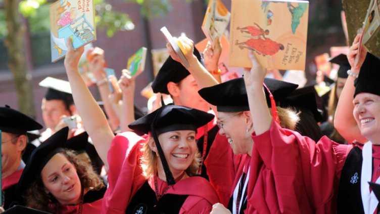 ДО ТОЗИ ВЕЛИК МОМЕНТ НА ХВЪРЛЯНЕ НА ШАПКИТЕ младежите минават дълъг и трънлив път.