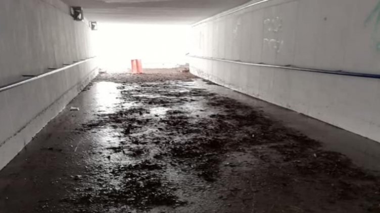 Подлез във Варна се напълни с кал