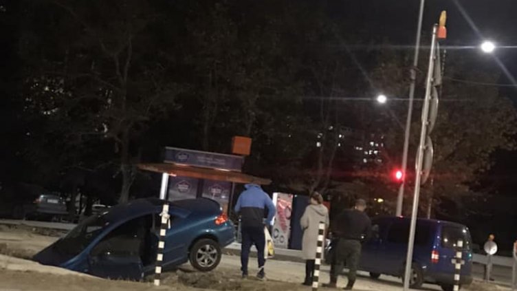 Кола падна в ров на бул. " В.Левски"