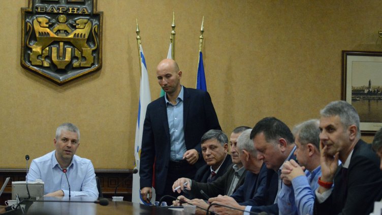 Раздават събраната след бедствието дървесина от Варна на хора в нужда