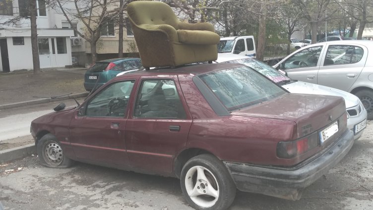 Варненец превърна колата си в депо за битови отпадъци (СНИМКИ)