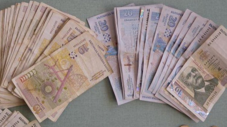 Баба метна 12 хил. от балкона на "полицай"