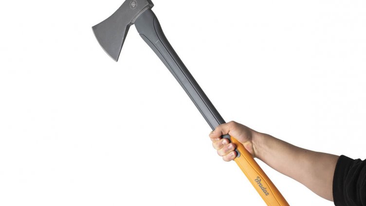 Мъж преби бившата си с брадва