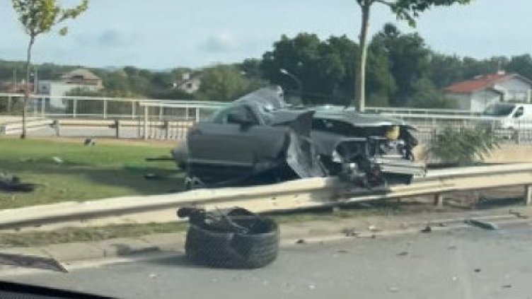 Кола е разцепена на две при катастрофа в София ВИДЕО