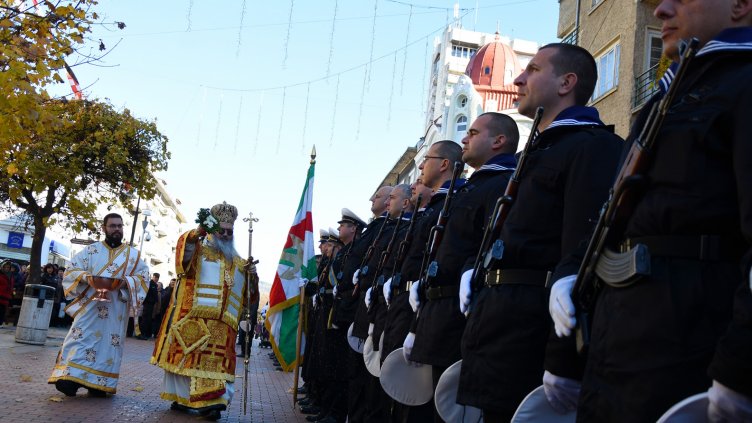 Молебен за здраве и военен ритуал на Никулден във Варна (СНИМКИ)