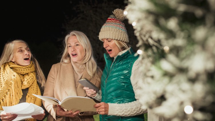 Германци пяха коледни песни от балконите си