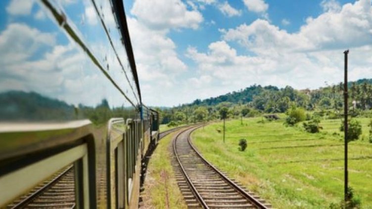 Влак помете мъж, излязъл на релсите