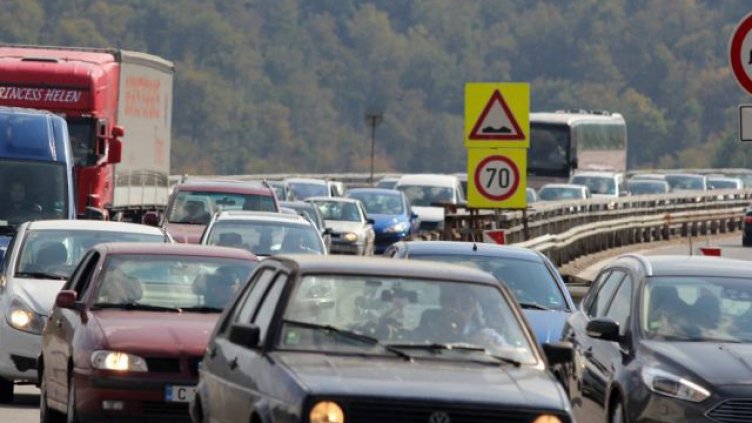 Затруднено движение на „Хемус“ заради аварирала цистерна