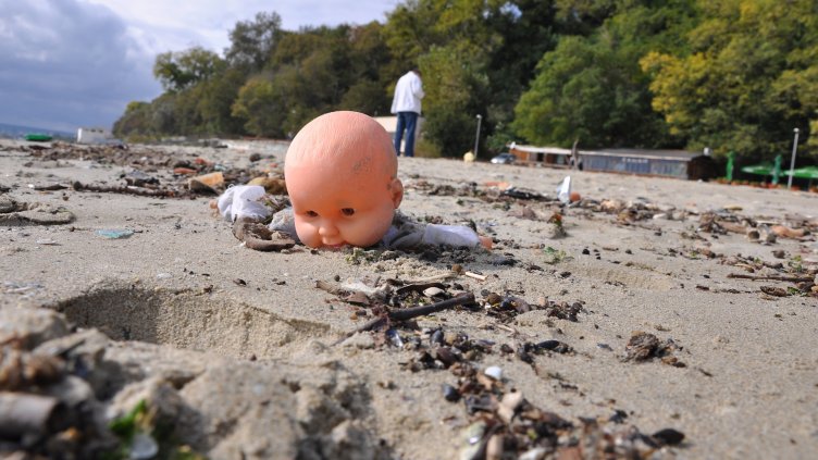 Тонове боклуци изхвърли морето