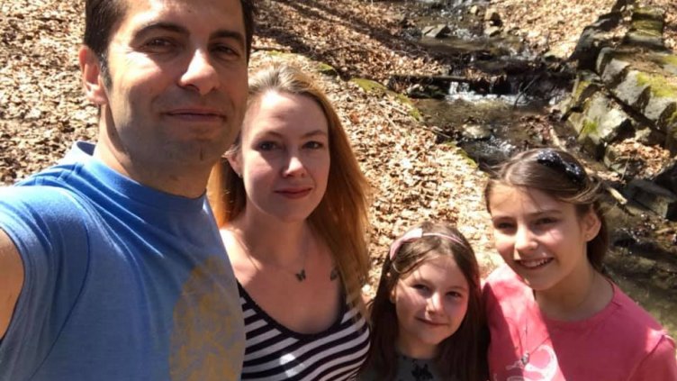 Линда се прибра с децата в Канада (СНИМКИ)