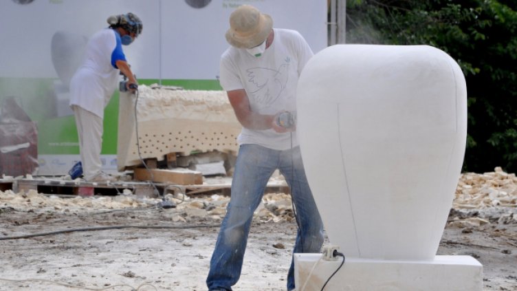 Творбите от предишните три  издания на арт форума радват посетителите на комплекса. Снимка ПЛАМЕН ГУТИНОВ, АРХИВ