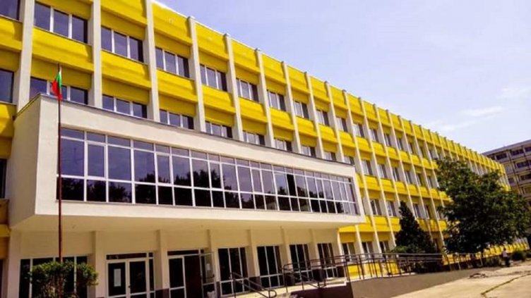 Химията във Варна получи автоматичен дефибрилатор от "Капачки за бъдеще"