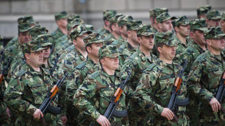 Американски и български войници се трудят рамо до рамо