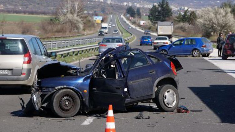 Шест жертви в 65 тежки катастрофи за празничните дни