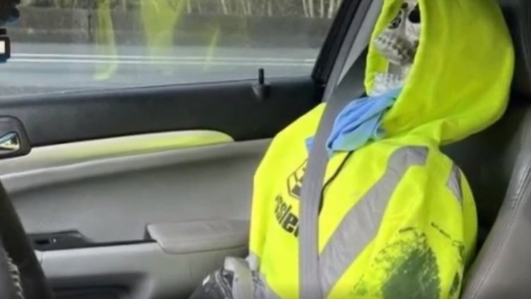 Катаджия в шок и ужас! Спира шофьор, а на седалката до него... скелет ВИДЕО