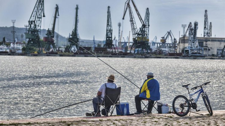 След лефера рибари чакат идването на кефала