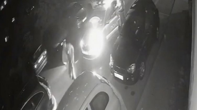 Мъж преби приятелката си, после рева в патрулката (ВИДЕО)