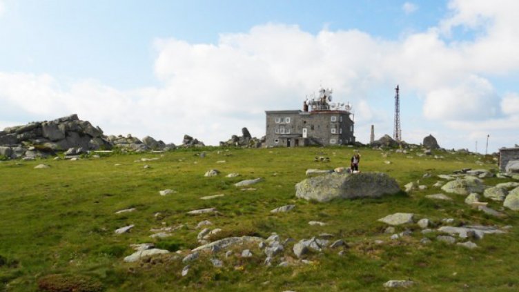 Министър Ивелина Василева и нейния екип ще изкачат Черни връх, водени от Боян Петров