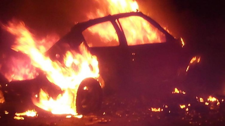 Лек автомобил пламна в движение