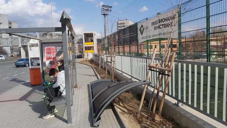 Вятърът събори покрива на спирка до стадион Спартак във Варна