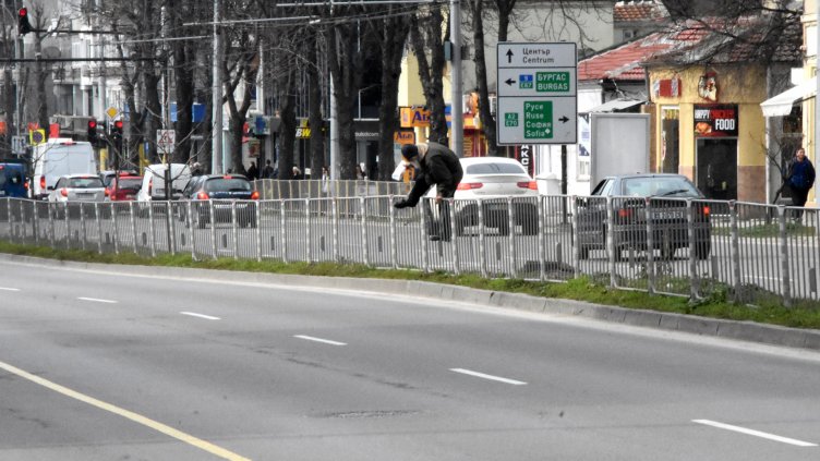 Пешеходците във Варна предпочитат мантинелите пред светофарите (СНИМКИ)