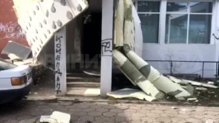 Вятърът в столицата събори изолация от блок в Студентски град