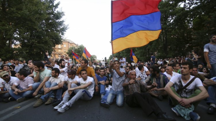 Хиляди арменци вече втори ден протестират срещу високите цени на тока