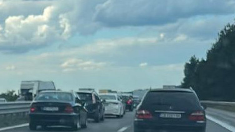 Автобус и три коли се блъснаха на АМ "Тракия"