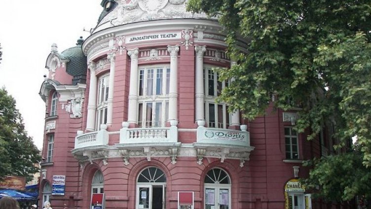 Издадоха летописна хроника за историята на Варненската държавна опера