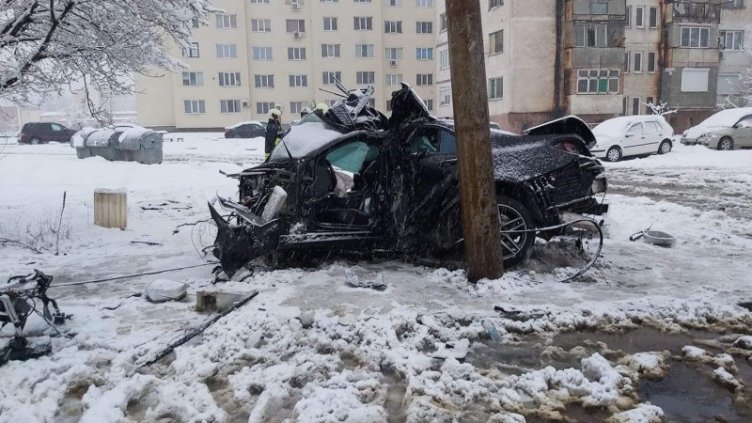 Млад мъж с мерцедес се удари в стълб и загина