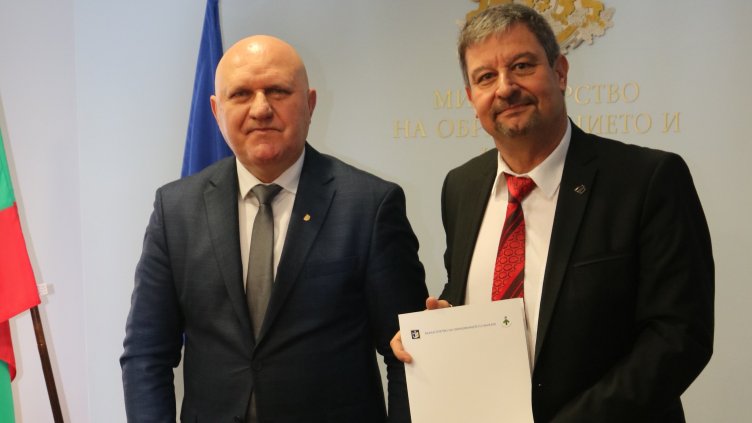 Увеличават учителските заплати с нови 8,4%