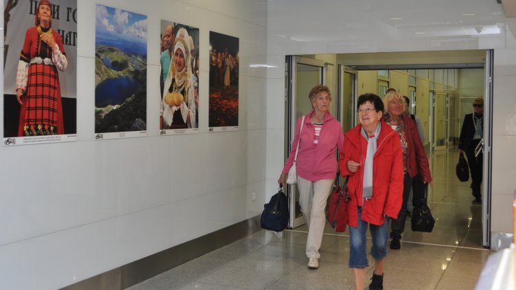 Красотата на българката и българската носия посрещат туристи на летище Варна 