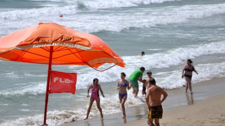 Глоба за неспазване на флаговата сигнализация на плажа, искат спасители