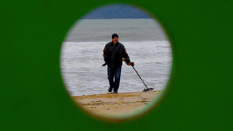 Търсачи на съкровища обхождат плажа във Варна (СНИМКИ)