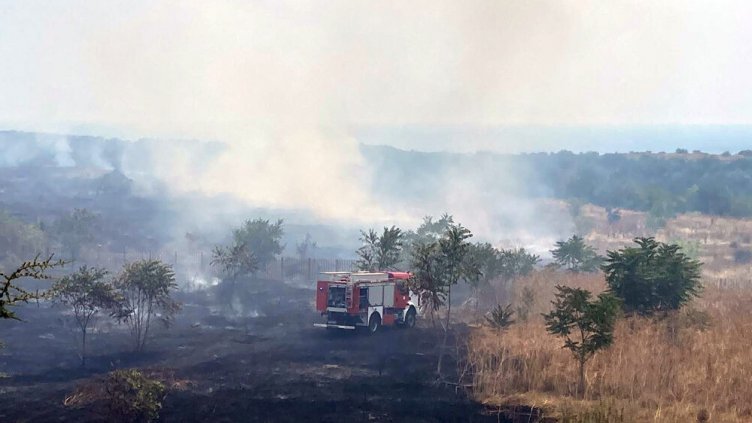 Огнен ад в Каварна: Потушиха пламъците на метри от болницата