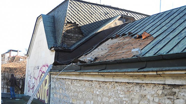 Съседи взели крадците за работници по покрива на Кукления театър