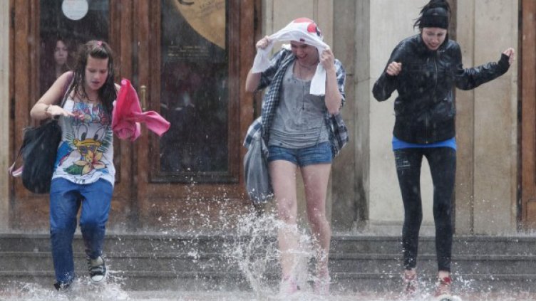 Дъждовен четвъртък, вадим чадърите