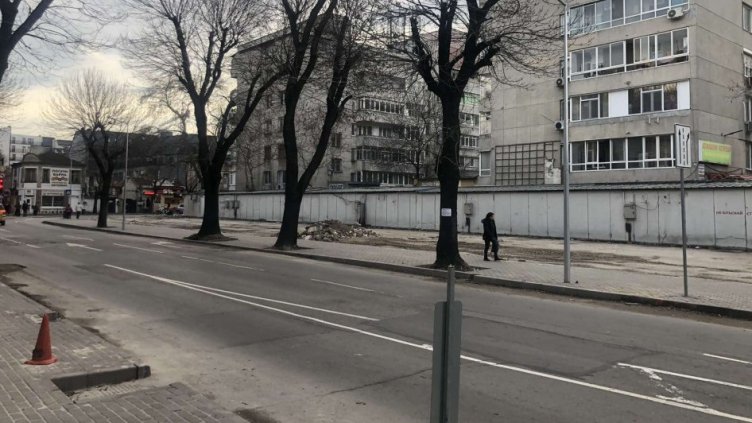 Разчистиха бараките от тротоара на ул. „Д-р Пискюлиев“ и ул. „Дрин“ (СНИМКИ)